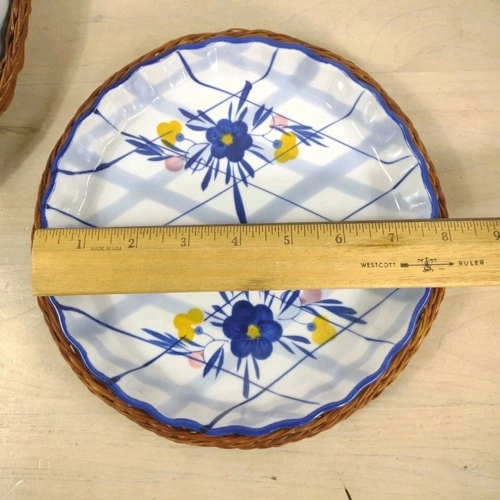 Vtg Blue White Window Pane Floral Quiche Tart Baking Dishes with Wicker Trays